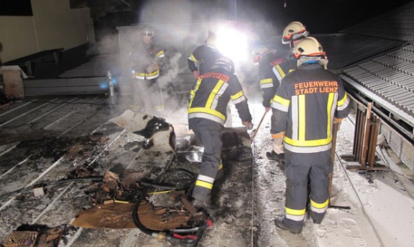 Der eher harmlose Glimmbrand am Moarhof-Dach war rasch gelöscht. Foto: Brunner Images