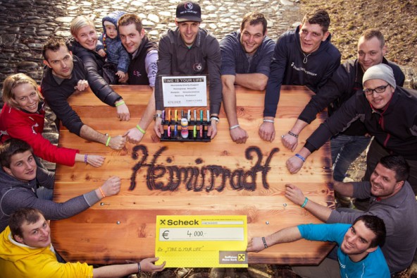 Die Vereinsmitglieder von Heimürrach gruppieren sich rund um Philipp Stocker (Mitte) vom Hilfsfond "Time is your Life". Sie haben 4.000 Euro für Notleidende Familien in Osttirol gesammelt. Foto: stoan.at