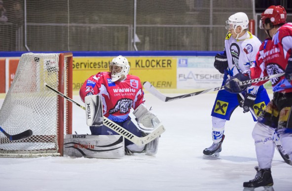 Ein vertrautes Bild an diesem Spieltag: die schwarze Scheibe ist im Drahtkasten, der Lienzer Goalie hat das Nachsehen. Foto: Brunner Images
