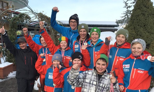 Die Teams der NMS Nußdorf-Debant und Egger-Lienz mit ihren Betreuungslehrern Hannes Mayr (links) und Stefan Rauchegger.