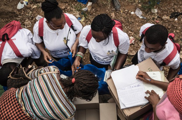 Massenverteilung von Medikamenten – Malaria und Ebola kommen oft gemeinsam. Foto: Anna Surinyach/MSF