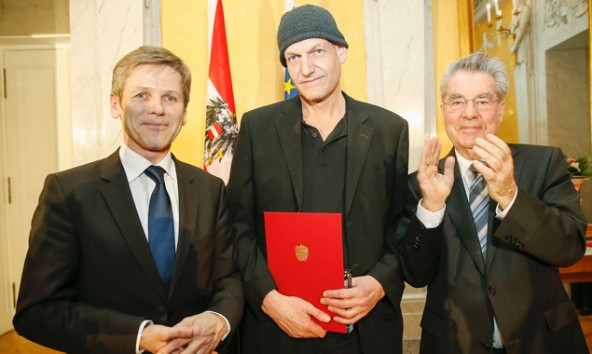 Wolfgang Mitterer mit Kunstpreis und flankiert von Minister Ostermayer und Bundespräsident Heinz Fischer. Foto: Hans Hofer, BKA