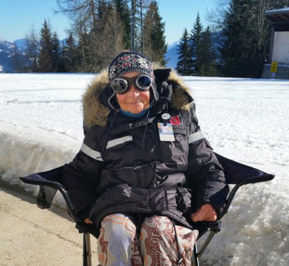 Ein Campingsessel, die Sonne und frische Bergluft: Wilma Rohner ist 98 und fast täglich Stammgast auf dem Lienzer Zettersfeld. Foto: Bergbahnen