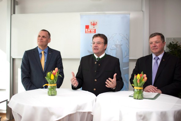 Vizerektor W. Meixner (LFUI ), LH G. Platter und LR B. Tilg erläuterten die Pläne für das Bachelorstudium Mechatronik in Lienz.