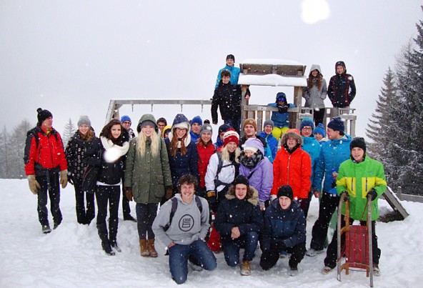 Forschungsbetrieb gab es auch auf dem Zettersfeld, wo Schüler den Schnee sogar zum Brennen brachten.