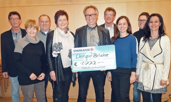 Andreas Weiskopf hält einen großen Scheck über 1000 Euro in Händen, gespendet vom Osttiroler Lehrerchor und der Band "Jazz we  can".