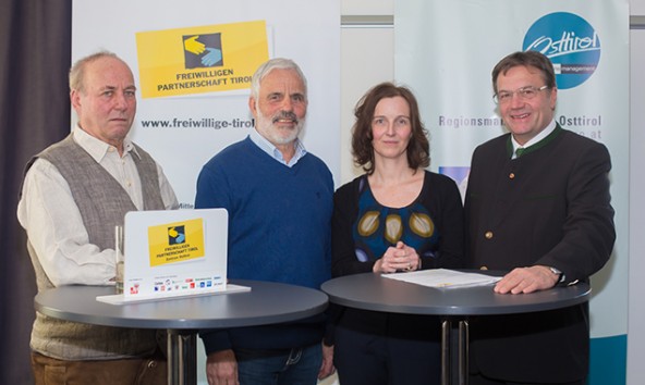 (v.l.) Klaunzer Alois, Mattersberger Hartl (beide Schützenkompanie Matrei i. O.), Freiwilligenkoordinatorin Monika Reindl-Sint und LH Günther Platter © Land Tirol/Brunner Images