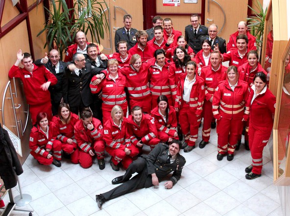 Die RettungssanitäterInnen mit der Prüfungskommission und den Ortsstellenvertretern. (Foto: Rotes Kreuz Osttirol)