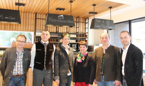 Bei der Besichtigung des Talmarktes von links: Bauernbund-Obmann LAbg. Martin Mayerl, Bezirksspitzenkandidat Konrad Kreuzer, Bezirksbäuerin Michaela Pitterl, Landesbäuerin-Stv. Helga Brunschmid, der Obmann des Talmarktes, Philipp Jans, und LK-Präsident Josef Hechenberger. Foto: Tiroler Bauernbund