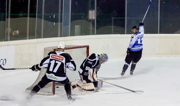 Ein Bild sagt alles. Die Icebears jubeln und die Wölfe lassen den Kopf hängen. Toblach spielt gegen die Oilers um den Titel. Foto: Brunner Images