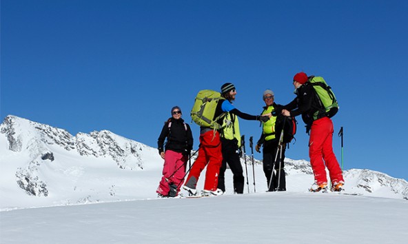 Die Teilnehmer von "Alpine Jugend Hoch 4" sind in drei Teams zu je vier Personen plus Bergführer unterwegs. Foto: Alpenvereinsjugend/Jef Verstraeten