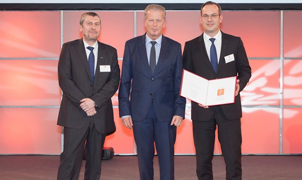 Wirtschaftsminister Reinhold Mitterlehner (Mitte) mit Thomas Gruidl (Liebherr, Leiter Prozesstechnik und -entwicklung) sowie Lucas Nerud (Liebherr, Geschäftsführer Bereich Vertrieb). Foto: BMWFW/Martin Lusser