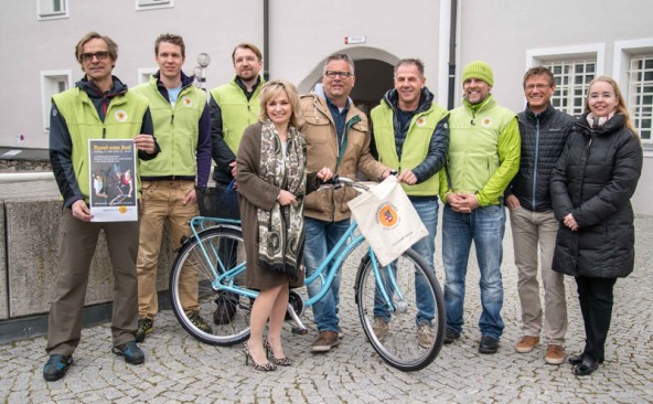 Bürgermeisterin Elisabeth Blanik flankiert von der Fahrradhändlern der Stadt und Stadtmarketing-Mitarbeiterin Iris Rampitsch (rechts). Foto: Stadt Lienz/Lenzer