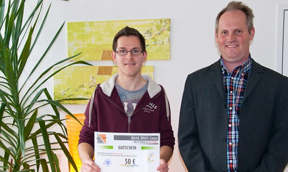 Gewinner Mario Wolsegger mit seinem HAK-Professor Christian Osterer. Foto: Hannes Gailer