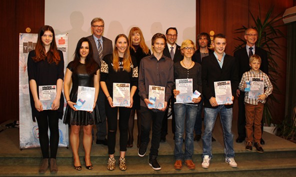 Die Talente 2015 mit ihren Lautdatoren und dem Vorstand der Sparkasse Lienz. Foto: Wolfgang Lechner