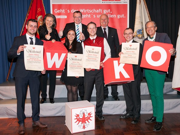 Metalltechniker Hannes Mößmer (Leutasch), Floristin Sabine Ries (Sipbachzell), Milchtechnologe Mathias Wibmer (Matrei in Osttirol) und Bäcker Andreas Mair (Axams, v.l.) haben ihr Meisterausbildung mit Auszeichnung absolviert. LR Patrizia Zoller-Frischauf, LR Johannes Tratter, Spartenobmann Georg Steixner (hinten v.l.) und WK-Präsident Jürgen Bodenseer (r.) gratulierten.        Foto: Die Fotografen