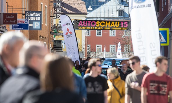 Vom Hauptplatz bis zum Ende der Rosengasse: neueste Modelle, Sondereditionen und perfektes Wetter. Foto: Brunner Images.