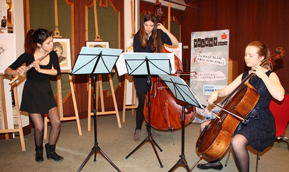 Die Kontrabassistin Laura Perfler aus Thurn brachte zwei Schulkolleginnen vom Wiener Musikgymnasium mit. Foto: Wolfgang Lechner