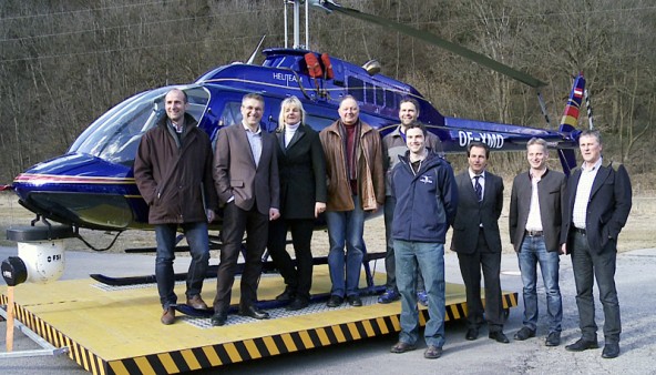 Der neue Flugplatz-Geschäftsführer Wolfgang Steiner (2. v. l.) umgeben von neuen und alten Gesellschaftern des Platzes in Nikolsdorf.