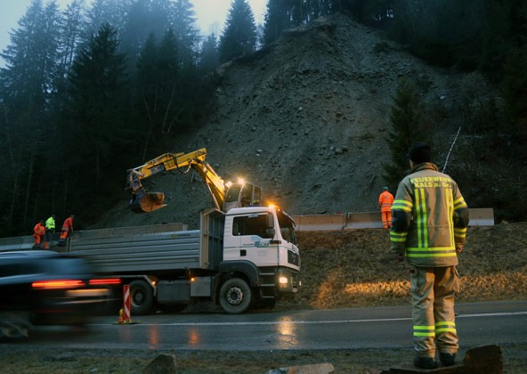 Bis zum Abend wurde an der Abbruchstelle gearbeitet. Foto: Expa/Groder