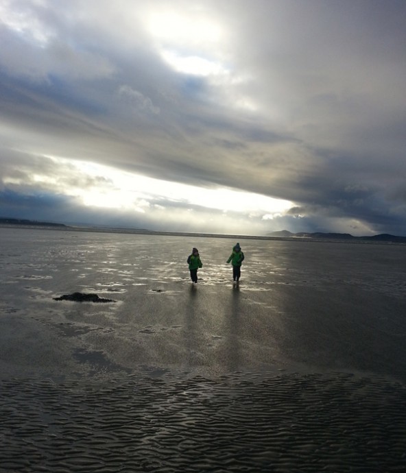 Unsere Kinder spielen im Meer vor Ardersier. Foto: Anja Kofler