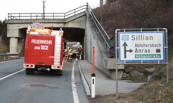 Der Ölaustritt auf der B100 sorgte für Verkehrsbehinderungen © Brunner Images