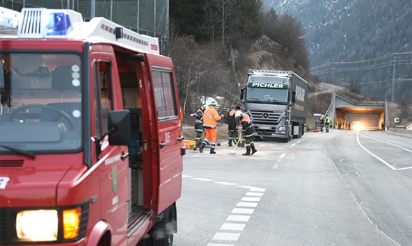 Die Feuerwehr Anras und die Straßenmeisterei sorgten dafür, dass die Straße bald wieder befahrbar war. © Brunner Images