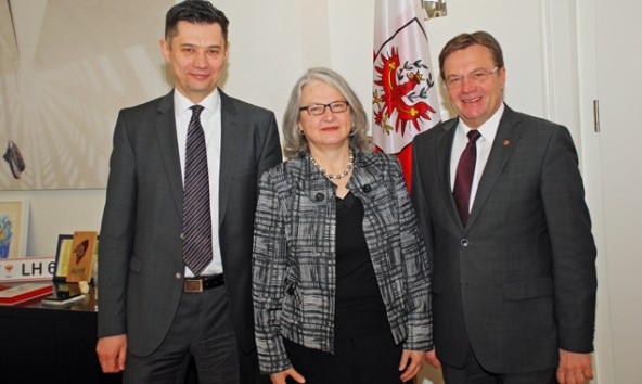 LH Günther Platter mit dem ukrainischen Botschafter Olexander Scherba (li.) und Hermine Poppeller, ab Sommer 2015 neue österreichische Botschafterin in Kiew, Ukraine. Foto: Land Tirol