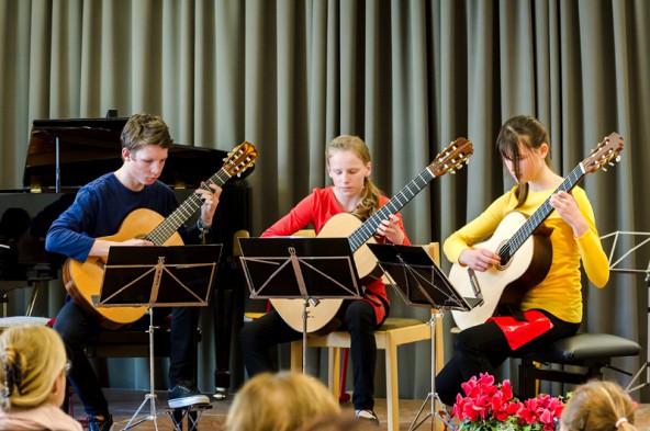 Das Lienzer Gitarrenensemble TREMOLO (v.l.): Andreas Pfurtscheller, Katharina Kollreider und Lena Groder überzeugten die Jury und qualifizierten sich für den Bundeswettbewerb. (Foto: Wolfgang Alberty) 