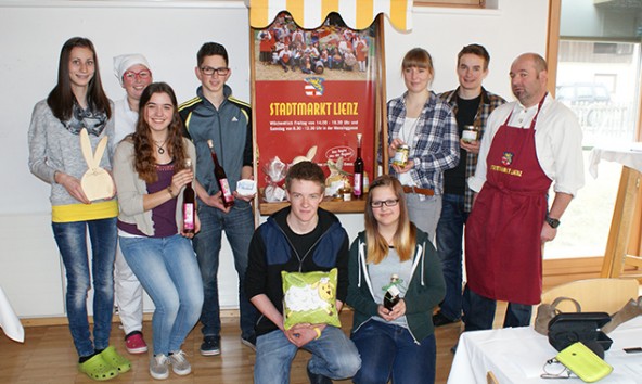 Corinna Walder, Fachlehrerin Petra Fercher, Anja Robnig, Manuel Kubin, Paul Lugger, Carina Kratzer, Judith Mietschnig, Daniel Steidl und Peter Vergeiner vom Verein Stadtmarkt Lienz