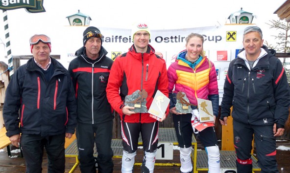 Bei der Slalom-Siegerehrung (v.l.): Tirolcup Wettkampfleiter Isidor Meixner (Union Matrei), Schiedsrichter Karl Leitinger (Tiroler Skiverband), Johannes Pitterle (SC Mils), Selina Soubek (Schiklub Lienz) und Gerald Standteiner (TSV-Bezirksreferent). Fotos: Union Matrei