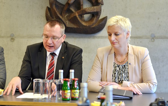 Johannes Tratter erklärte die Fachkräfte-Offensive des Landes. Doris Batkowski unterstrich den Wert von Bildung. Fotos: Dolomitenstadt