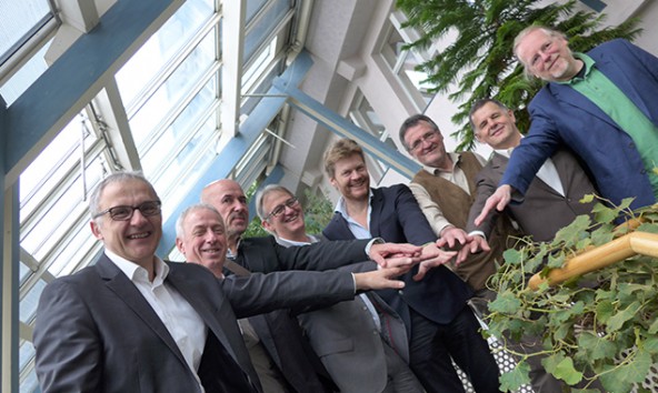 Die ersten Gemeinwohl-Unternehmer, v.l.: Georg Pehm (FH Burgenland), Alfons Graf und Wolfgang Heck (Life Food GmbH), Georg Willeit (Lebenshilfe Tirol), Christian Felber (Begründer der Gemeinwohl-Ökonomie), Aender Schanck (Oikopolis Gruppe), Heinrich Kronbichler (WBS Training AG), Macus Stadler (satisfy AG)