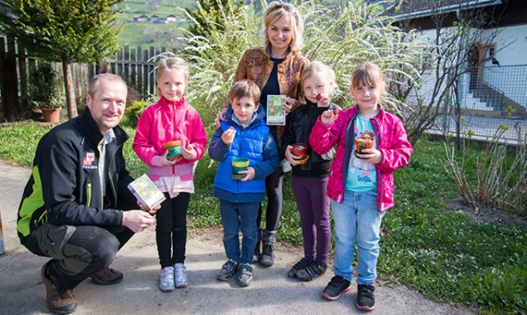 Bürgermeisterin Elisabeth Blanik freut sich mit Stadtgärtner Martin König und den Kindern auf die Blumenwiese mit vielen Marienkäfern. Foto: Stadt Lienz/Bernd Lenzer