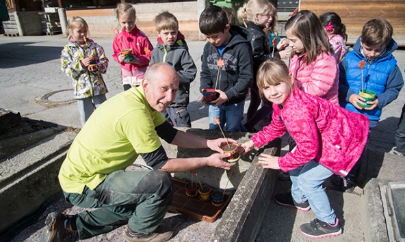 Gemeinsam mit den Gärtnern pflanzten die Kinder erste Samen ein. Foto: Stadt Lienz/Bernd Lenzer