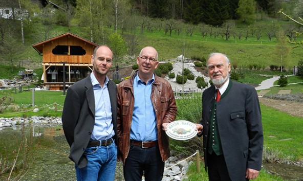 Die Überreichung der Plakette "Natur im Garten", v.l: Landschaftsarchitekt Gerald Altenweisl, Vitalpinumchef Michael Unterweger und der Vertreter des Tiroler Bildungsforums Hans-Jochen Lobenstock.