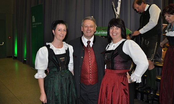 Bundesminister Andrä Rupprechter mit den Osttiroler Absolventinnen, Bezirksbäuerin Michaela Pitterl (links) und Gebietsbäuerin Elisabeth Kaplenig. Foto: LK Tirol/Natalie Steiner