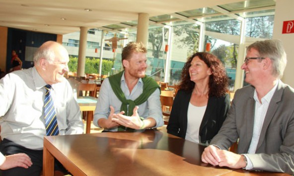 Der Tiroler Controller Manfred Blachfellner mit Gemeinwohl-Initiator Christian Felber und zwei Unterstützern.