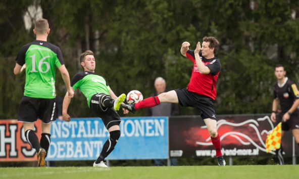 Kampfbetont und für beide Mannschaften wenig befriedigend verlief das Spiel im Aguntstadion. Foto: Brunner Images