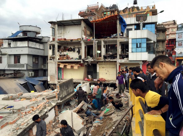 Fieberhaft suchen Helfer in der teilweise stark zerstörten Stadt katmandu nach Überlebenden unter den Trümmern. Foto: Reuters/Navesh Chitrakar