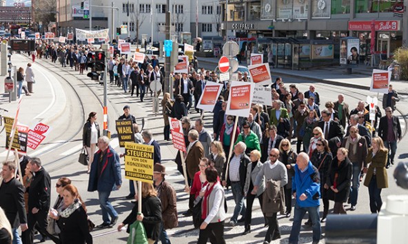 Etwa 2.000 Personen demonstrierten zuerst in der Innsbrucker Innenstadt und übergaben dann ihr Forderungspaket. Foto: Die Fotografen