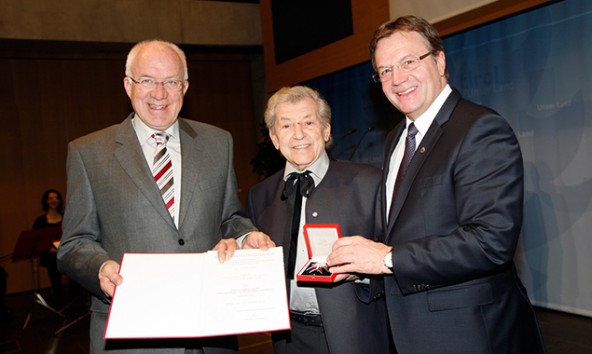 LH Günther Platter überreichte gemeinsam mit LTP Herwig van Staa überreichen Jos Pirkner das Große Ehrenzeichen für Verdienste um die Republik Österreich. Land Tirol/Frischauf Bild