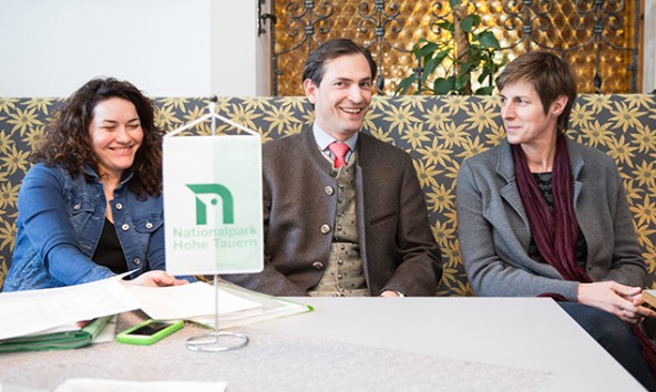 v.l. Ratsvorsitzende LHStv. Ingrid Felipe, Christian Ragger (Kärnten) und Astrid Rössler (Salzburg) bei ihrer Sitzung im Gasthof Ködnitz, Kals. Foto Expa/Groder