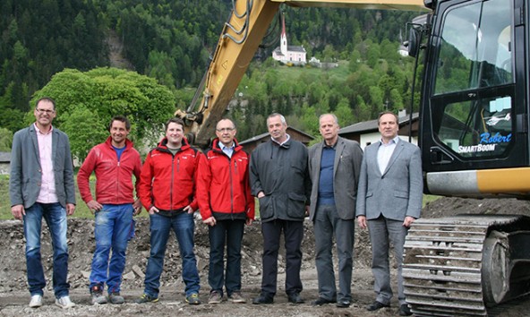 Baumeister Armin Bachlechner, Polier Toni Walder, OSG-Bauleiter Sascha Prandstätter, OSG-Geschäftsführer Georg Theurl, Amtsleiter Hans Peter Tabernig, Architekt Egon Griessmann, Bgm. Oswald Kuenz.