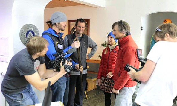 Steve House (rote Jacke) überreicht im Büro der Kalser Bergführer einen historischen Fund. Foto: Christian Riepler