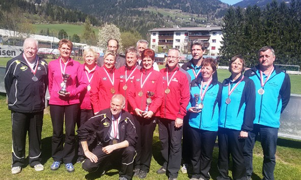 v.l. Das Team aus Kitzbühel, die Siegermannschaft Angerberg sowie die Mannschaft Nußdorf-Debant mit Bernhard Lenzhofer, Burgi Walchensteiner, Eva Lenzhofer, Peter Walchensteiner. Im Hintergrund v.l. TLEV Osttirol-Präsident Siegi Schatz und TLEV Osttirol-Obmann Wilfried Lercher