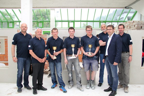 Alexander Gomig (3.v.l.) bewies beim Landeslehrlingswettbewerb seine handwerkliche Fähigkeiten und sein Fingerspitzengefühl und sicherte sich den Silberpokal. Foto: WKT