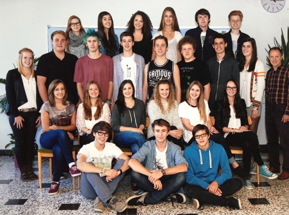 Unmittelbar nach der Matura wollte niemand vor die Kamera, also gibt´s hier das offizielle  Klassenfoto der 8a des BG/BRG Lienz. Foto: Schober/Spittal