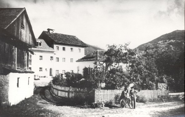 Lavant um das Jahr 1930. v. links: Flor Futterhaus, Steirer, das Gemeindehaus und das Schulhaus