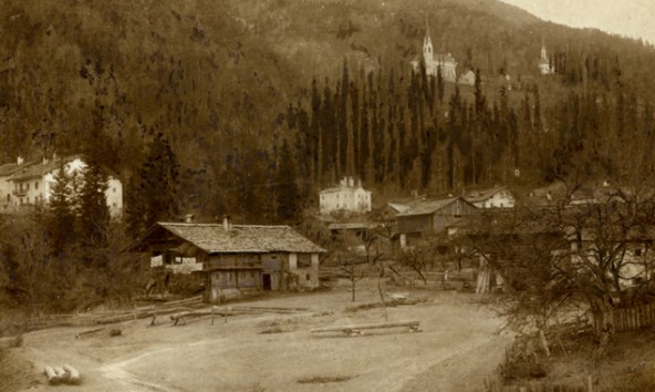 Lavanter Ansicht, Blick auf das heutige Oberdorf, im Hintergrund das Pfarrwidum und die beiden Kirchen. Erstellungsdatum unbekannt.